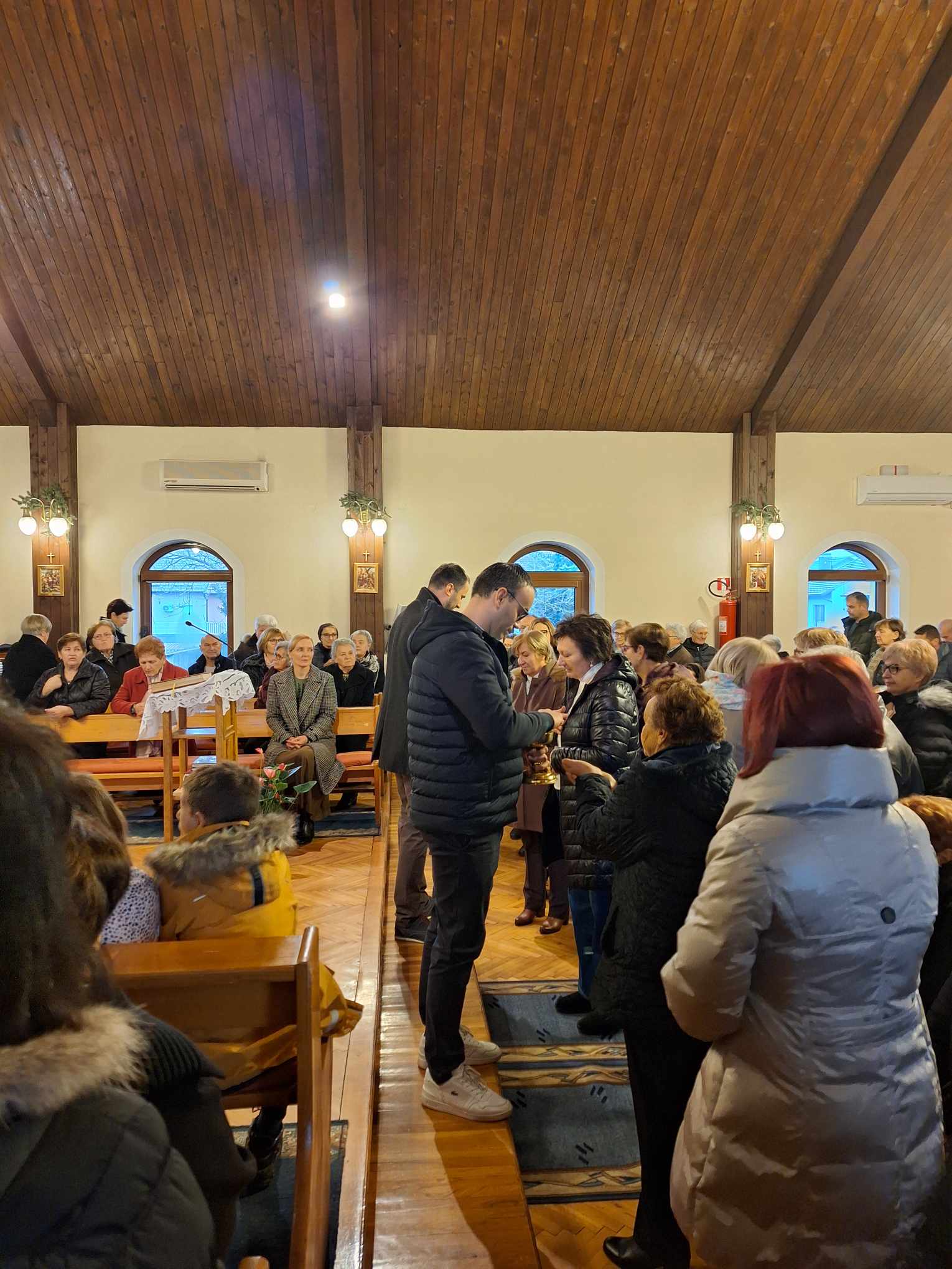 Uvođenje u službu izvanrednih djelitelja pričesti