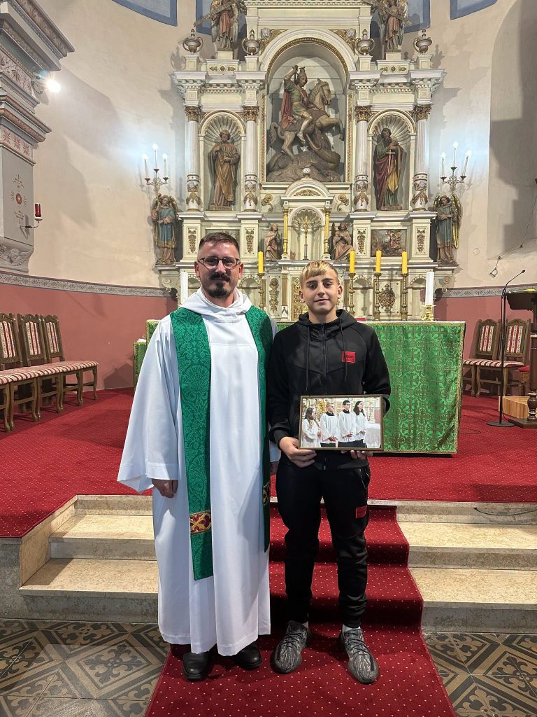 OSAM GODINA BLIZU OLTARA