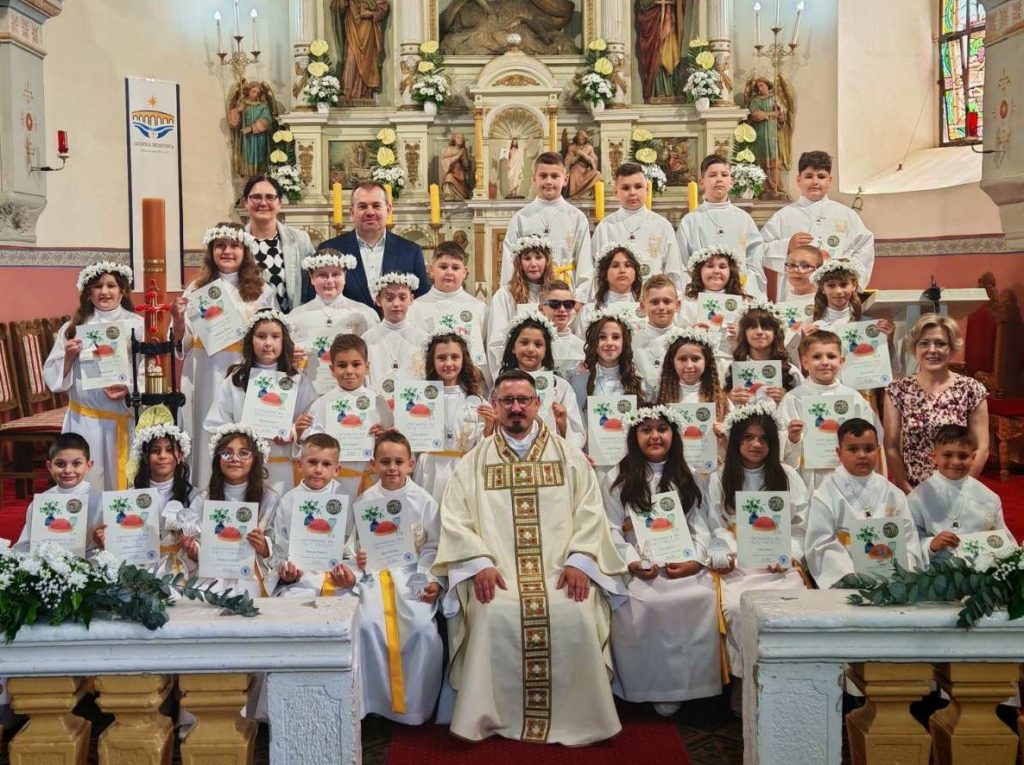 Slavlje prve svete pričesti u župnoj crkvi u Svetom Jurju u Trnju