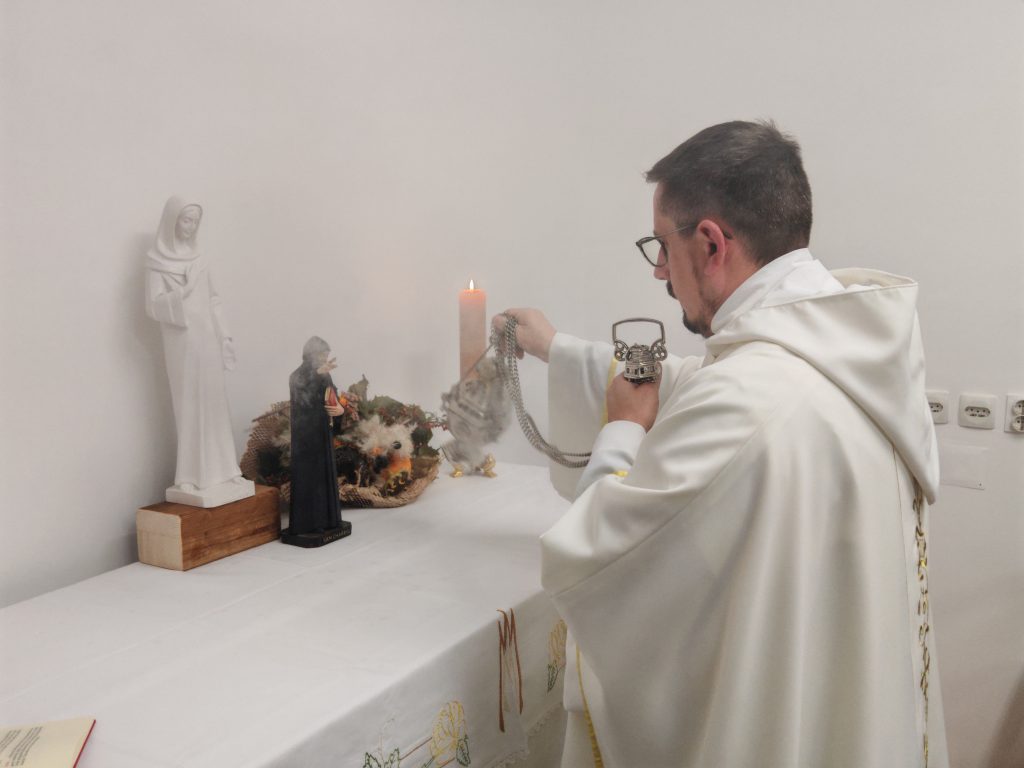 U TURČIŠĆU BLAGOSLOVLJENI KIPOVI MARIJE KRALJICE MIRA I SVETOGA ŠARBELA